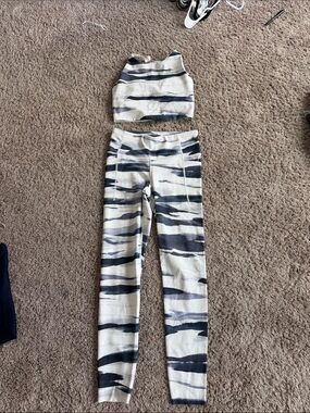 GAP Cream and Black Brushstroke Leggings and top set